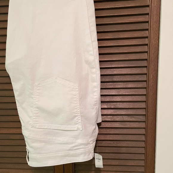 Women’s Old Navy, straight leg, stretch jeans.  White, size 18. - Picture 1 of 1